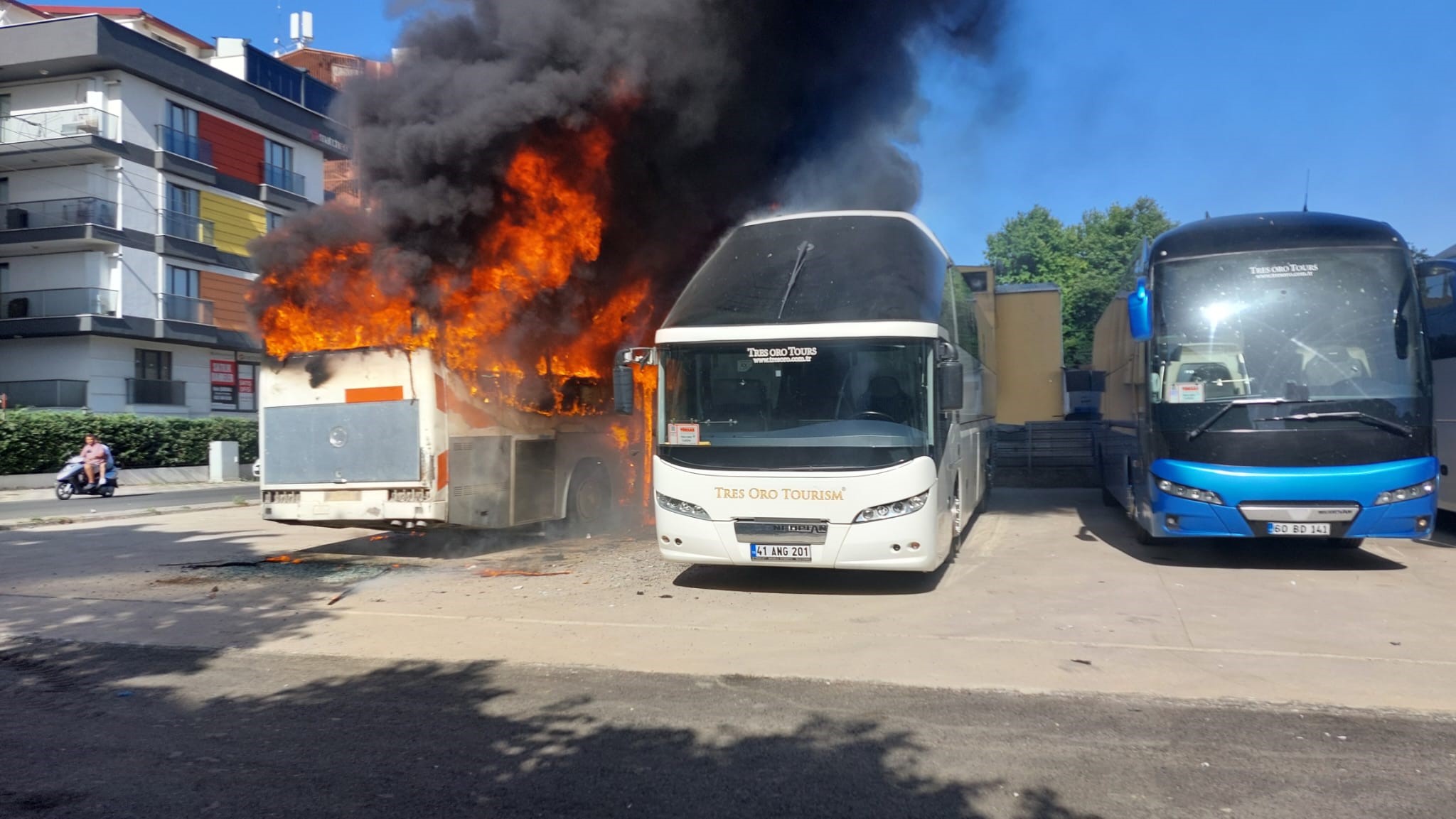 Kocaeli'de iki yangın: 3 otobüs ile geri dönüşüm tesisi yandı